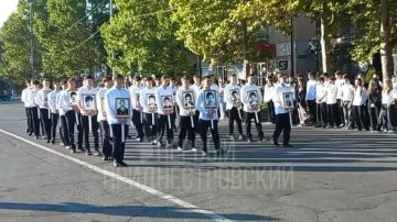 В Рыбнице торжества начались с поднятия флагов ПМР и РФ. На площади Победы – «Бессмертный полк». Жители прошли с портретами защитников Приднестровья. Прямо сейчас выступают танцевальные коллективы