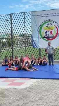 В Екатерининском парке возле стадиона проходят показательные выступления Тираспольской СДЮШОР борьбы и бокса