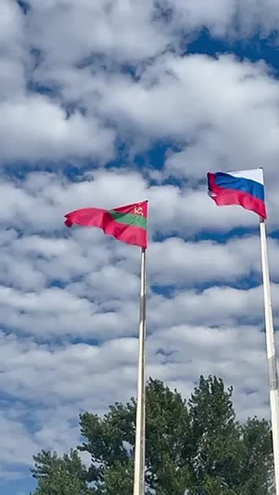 Только что над столицей подняли государственные флаги