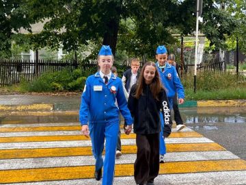 Отряд ЮИД «Перекрёсток» Дубоссарской гимназии №1 совместно с сотрудниками ГАИ сегодня помогал школьникам безопасно переходить проезжую часть по пешеходному переходу