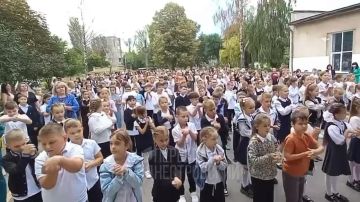 На зарядку становись!. В рыбницкой школе №8 – активный первый учебный день