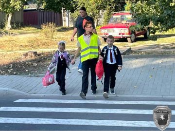Безопасная дорога в школу. В Бендерах в рамках декады «Внимание: дети!» сотрудники Госавтоинспекции вместе с юными инспекторами движения дежурят у школ и помогают детям безопасно переходить дорогу