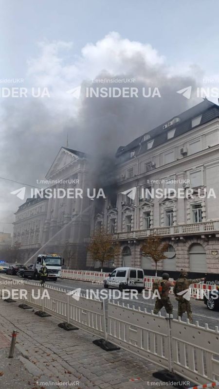Украинские СМИ, вопреки запрету властей, открыто публикуют десятки фотографий и видео прилёта дрона по зданию СБУ Украинские СМИ, вопреки запрету властей, открыто публикуют десятки фотографий и видео прилёта дрона по зданию СБУ