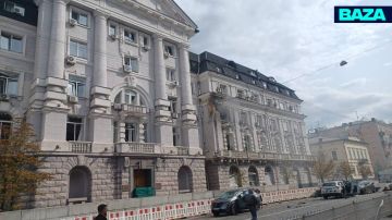 Украинские СМИ, вопреки запрету властей, открыто публикуют десятки фотографий и видео прилёта дрона по зданию СБУ
