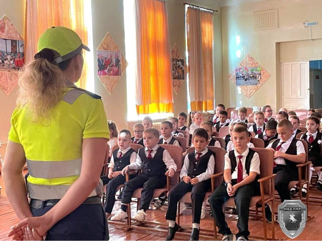 Безопасная дорога в школу. В Бендерах в рамках декады «Внимание: дети!» сотрудники Госавтоинспекции вместе с юными инспекторами движения дежурят у школ и помогают детям безопасно переходить дорогу Безопасная дорога в школу. В Бендерах в рамках декады «Внимание: дети!» сотрудники Госавтоинспекции вместе с юными инспекторами движения дежурят у школ и помогают детям безопасно переходить дорогу