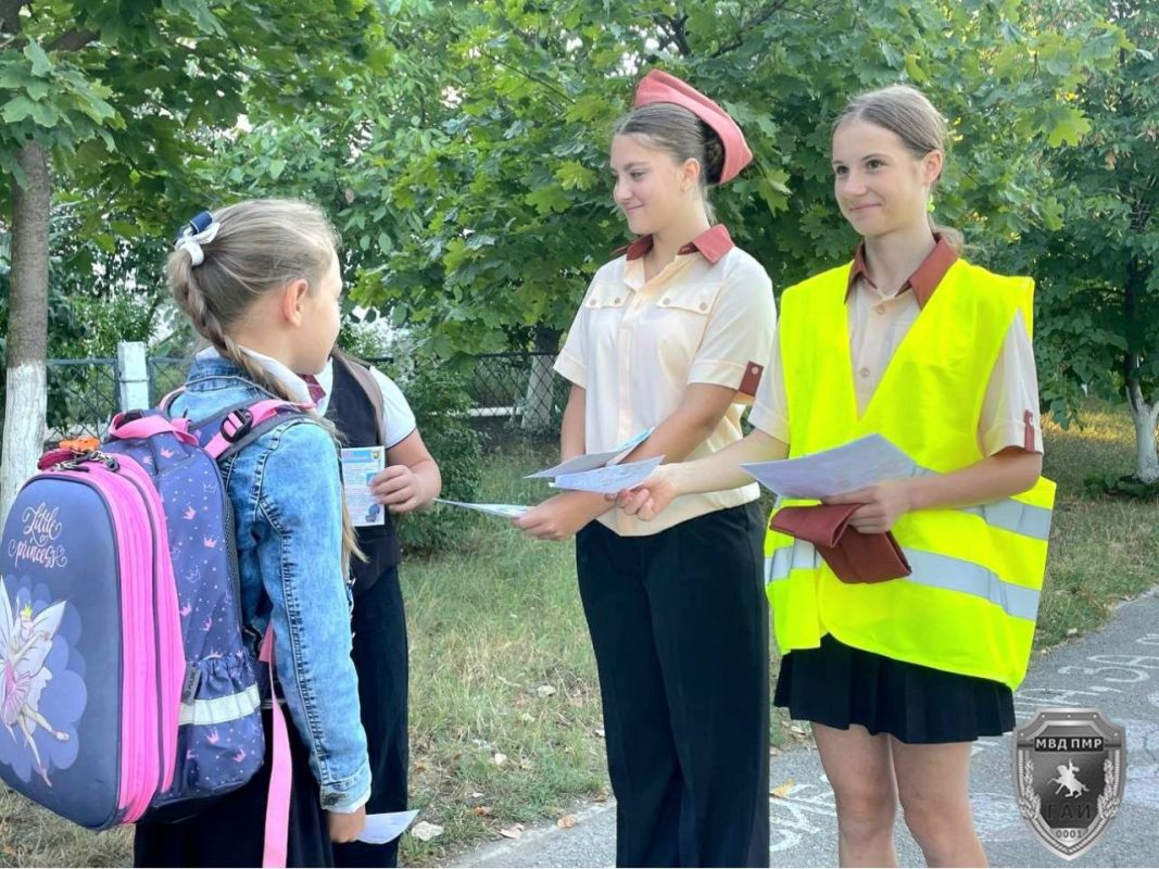 Безопасная дорога в школу. В Бендерах в рамках декады «Внимание: дети!» сотрудники Госавтоинспекции вместе с юными инспекторами движения дежурят у школ и помогают детям безопасно переходить дорогу Безопасная дорога в школу. В Бендерах в рамках декады «Внимание: дети!» сотрудники Госавтоинспекции вместе с юными инспекторами движения дежурят у школ и помогают детям безопасно переходить дорогу