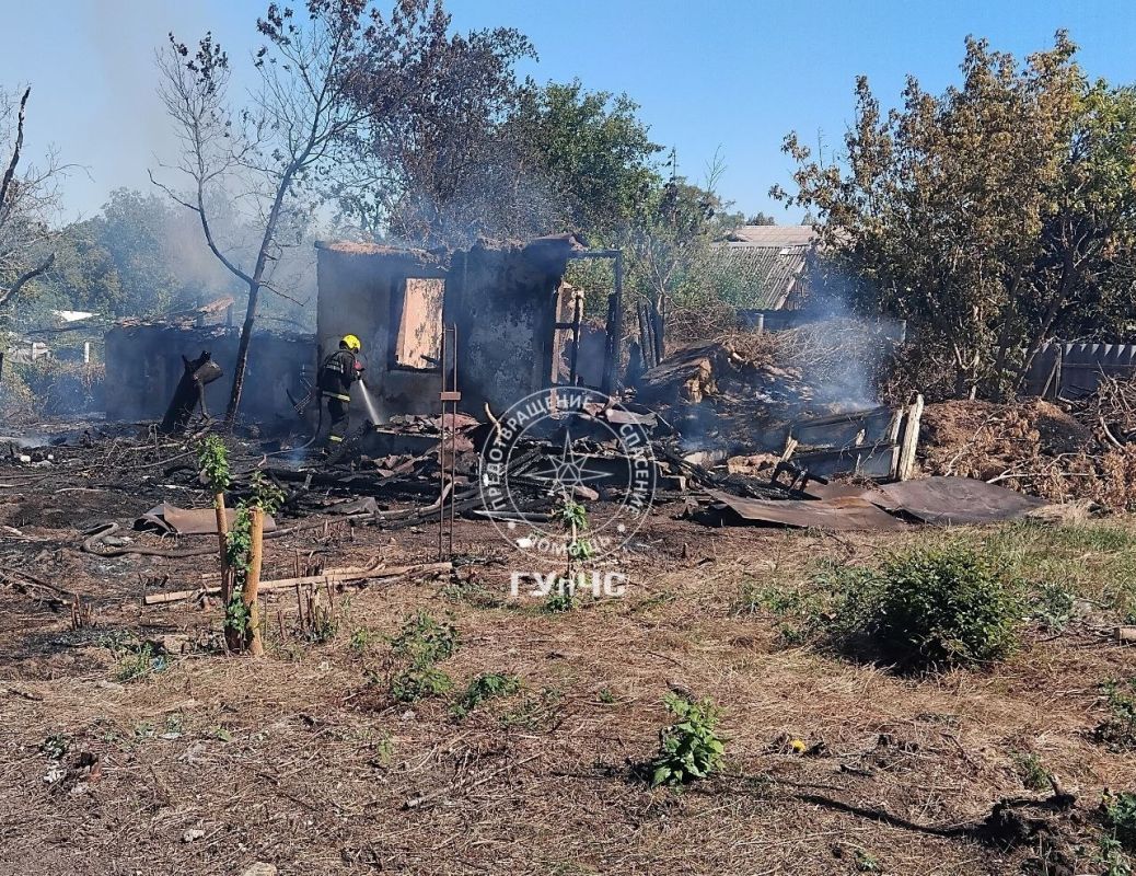 Два пожарных расчёта вчера днём тушили сухую траву и хозпостройки в столице в переулке Коммунаров Два пожарных расчёта вчера днём тушили сухую траву и хозпостройки в столице в переулке Коммунаров