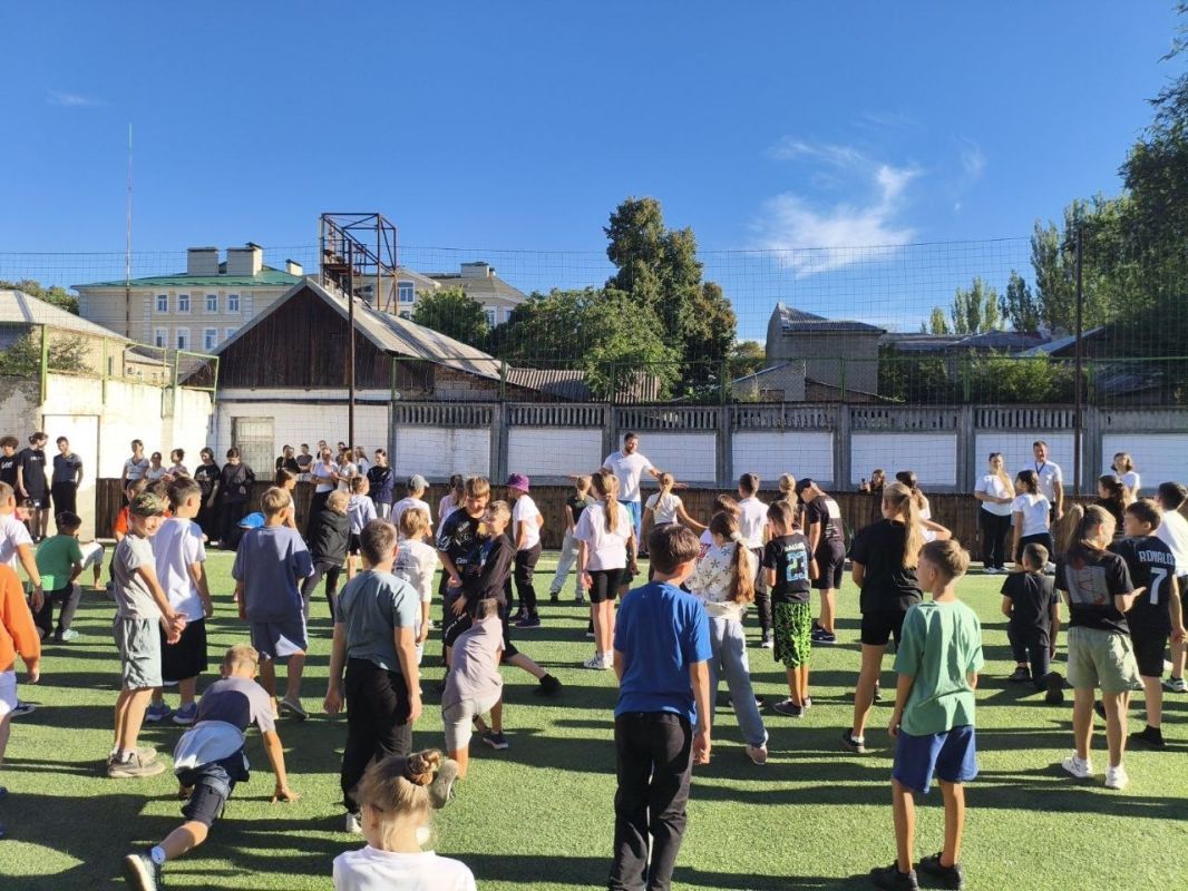 Зарядка с чемпионом. . В Бендерском лицее разминку для ребят провёл чемпион России в метании копья, мастер спорта международного класса Николай Орлов Зарядка с чемпионом. . В Бендерском лицее разминку для ребят провёл чемпион России в метании копья, мастер спорта международного класса Николай Орлов