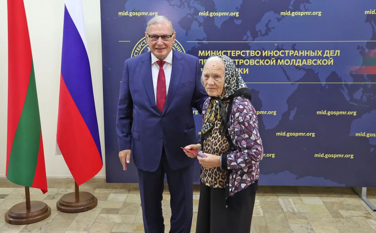 На площадке МИД ПМР состоялась церемония вручения первых восьми паспортов гражданам Приднестровья, выданных по упрощенной процедуре в соответствии с Указом Президента РФ от 15 мая 2026 года На площадке МИД ПМР состоялась церемония вручения первых восьми паспортов гражданам Приднестровья, выданных по упрощенной процедуре в соответствии с Указом Президента РФ от 15 мая 2026 года