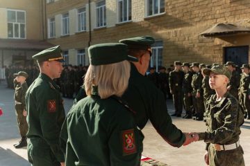 Новобранцам Суворовского училища вручили удостоверения и погоны