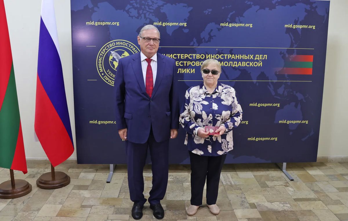 На площадке МИД ПМР состоялась церемония вручения первых восьми паспортов гражданам Приднестровья, выданных по упрощенной процедуре в соответствии с Указом Президента РФ от 15 мая 2026 года На площадке МИД ПМР состоялась церемония вручения первых восьми паспортов гражданам Приднестровья, выданных по упрощенной процедуре в соответствии с Указом Президента РФ от 15 мая 2026 года