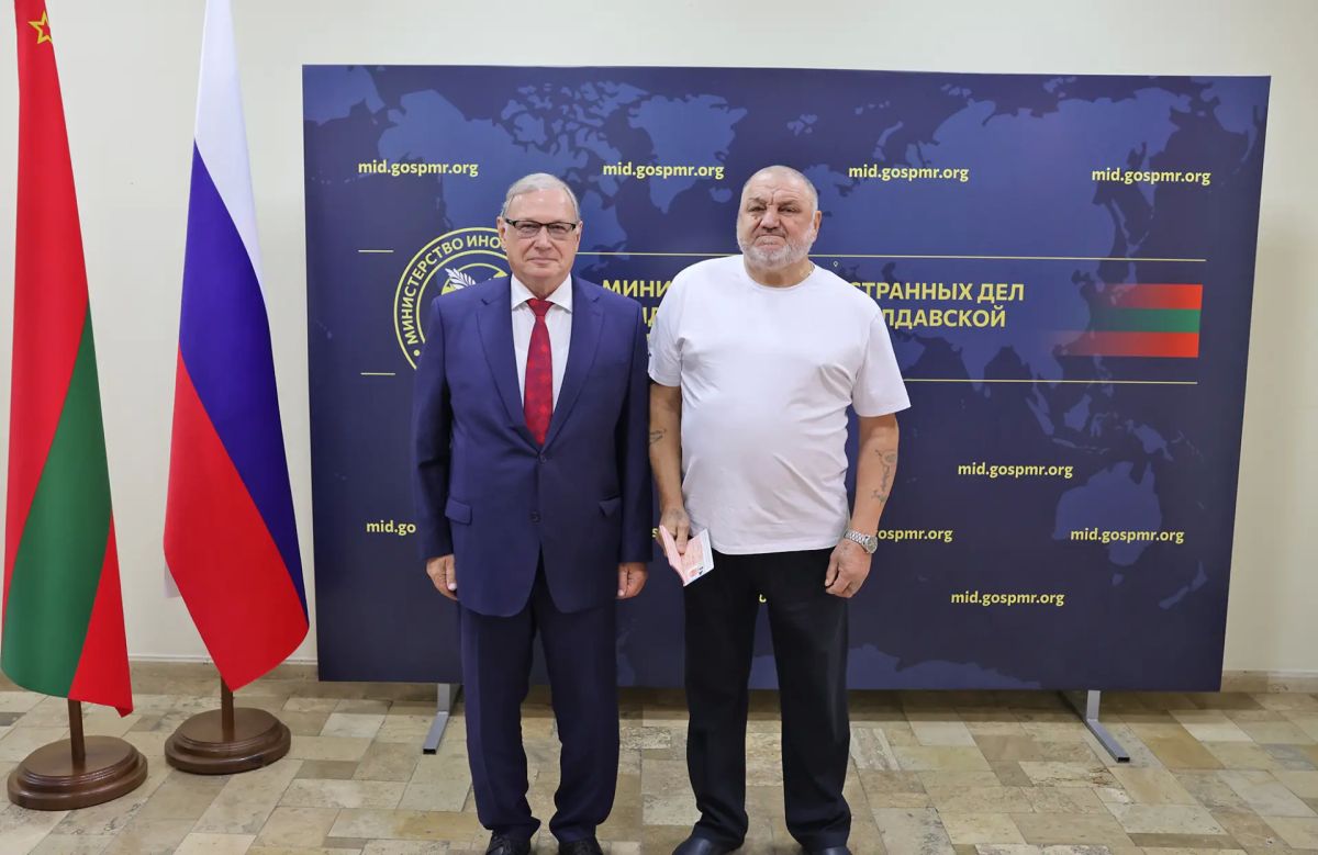 На площадке МИД ПМР состоялась церемония вручения первых восьми паспортов гражданам Приднестровья, выданных по упрощенной процедуре в соответствии с Указом Президента РФ от 15 мая 2026 года На площадке МИД ПМР состоялась церемония вручения первых восьми паспортов гражданам Приднестровья, выданных по упрощенной процедуре в соответствии с Указом Президента РФ от 15 мая 2026 года