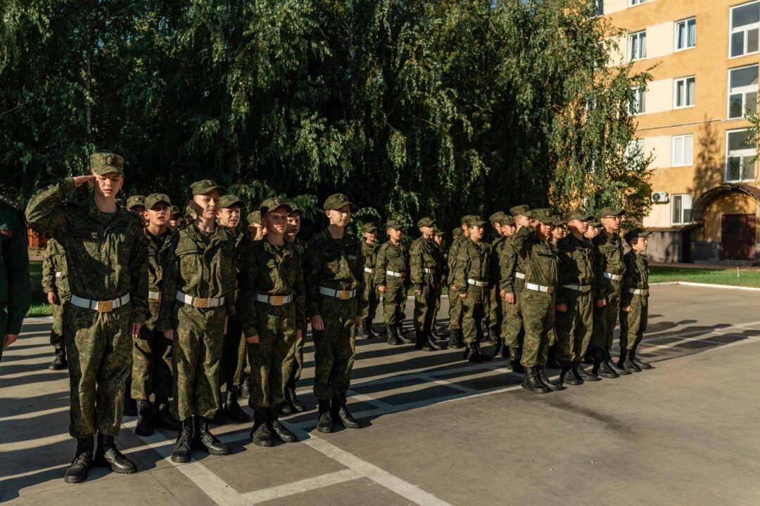 Новобранцам Суворовского училища вручили удостоверения и погоны Новобранцам Суворовского училища вручили удостоверения и погоны