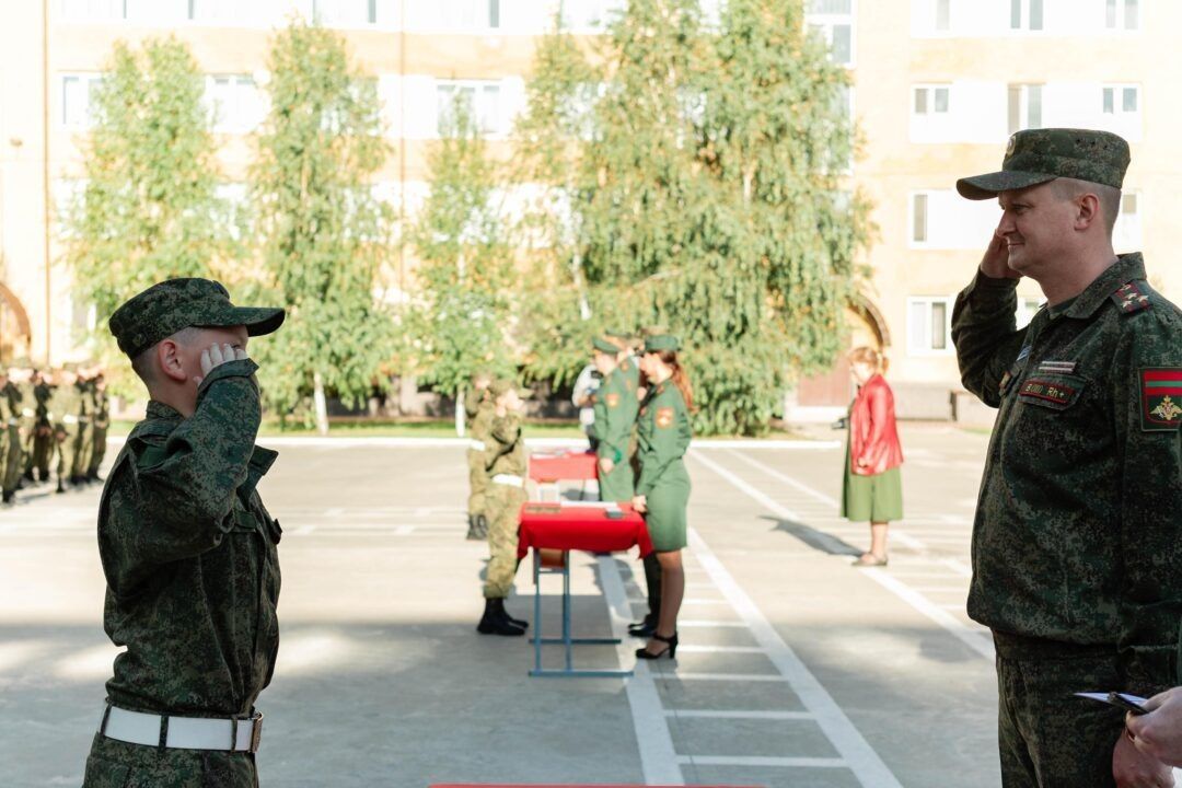 Новобранцам Суворовского училища вручили удостоверения и погоны Новобранцам Суворовского училища вручили удостоверения и погоны