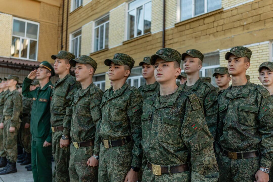 Новобранцам Суворовского училища вручили удостоверения и погоны Новобранцам Суворовского училища вручили удостоверения и погоны