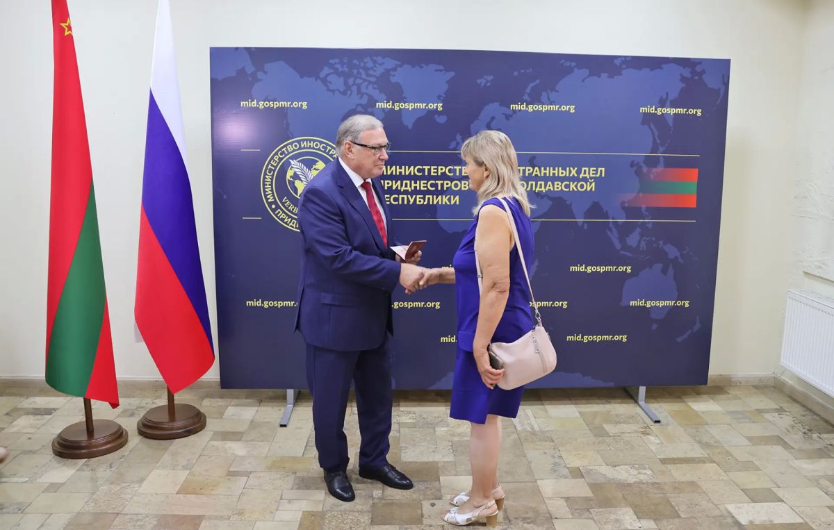 На площадке МИД ПМР состоялась церемония вручения первых восьми паспортов гражданам Приднестровья, выданных по упрощенной процедуре в соответствии с Указом Президента РФ от 15 мая 2026 года На площадке МИД ПМР состоялась церемония вручения первых восьми паспортов гражданам Приднестровья, выданных по упрощенной процедуре в соответствии с Указом Президента РФ от 15 мая 2026 года