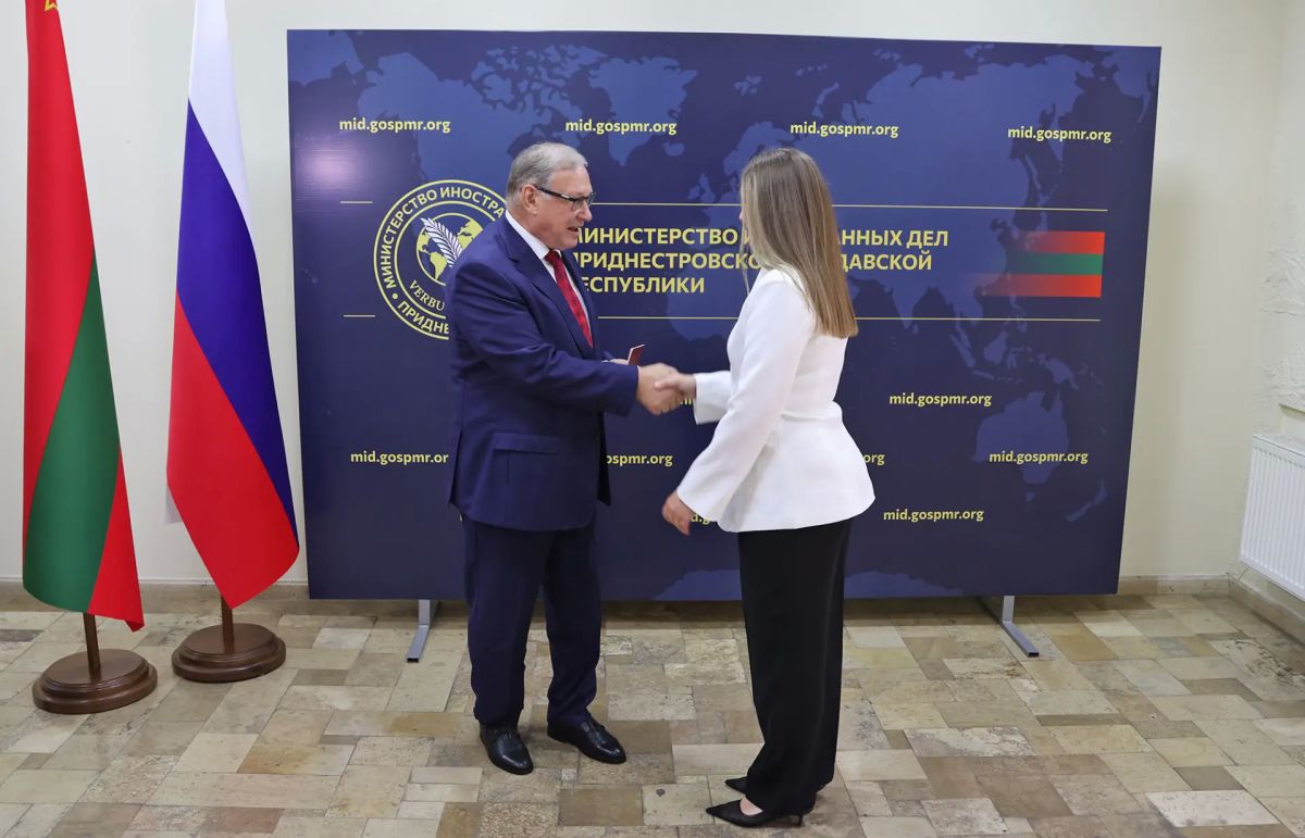 На площадке МИД ПМР состоялась церемония вручения первых восьми паспортов гражданам Приднестровья, выданных по упрощенной процедуре в соответствии с Указом Президента РФ от 15 мая 2026 года На площадке МИД ПМР состоялась церемония вручения первых восьми паспортов гражданам Приднестровья, выданных по упрощенной процедуре в соответствии с Указом Президента РФ от 15 мая 2026 года