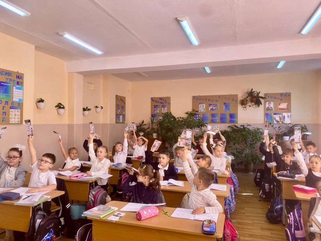 Первоклассникам напомнили правила безопасности на дороге Первоклассникам напомнили правила безопасности на дороге