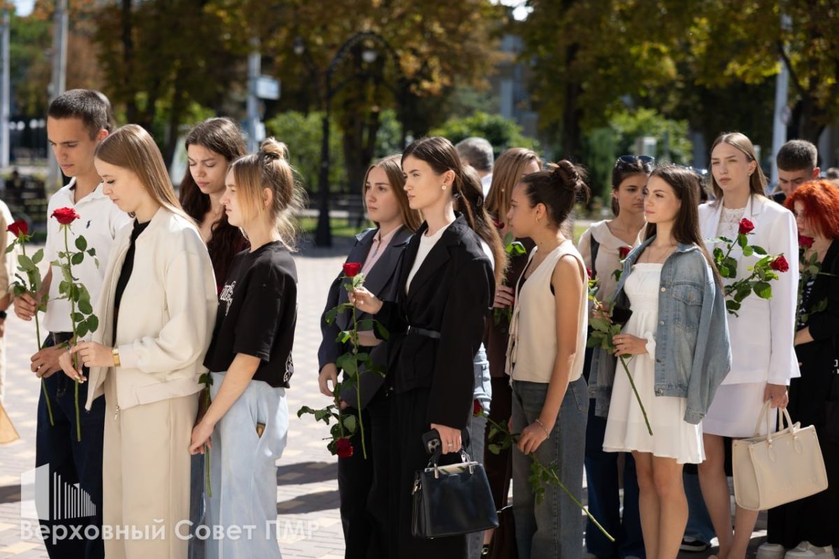 В Верховном Совете сегодня прошёл круглый стол к 100-летию со дня рождения Василия Яковлева — педагога, правоведа, политика, депутата Верховного Совета первого созыва, соавтора первой Конституции ПМССР и первого ректора... В Верховном Совете сегодня прошёл круглый стол к 100-летию со дня рождения Василия Яковлева — педагога, правоведа, политика, депутата Верховного Совета первого созыва, соавтора первой Конституции ПМССР и первого ректора...