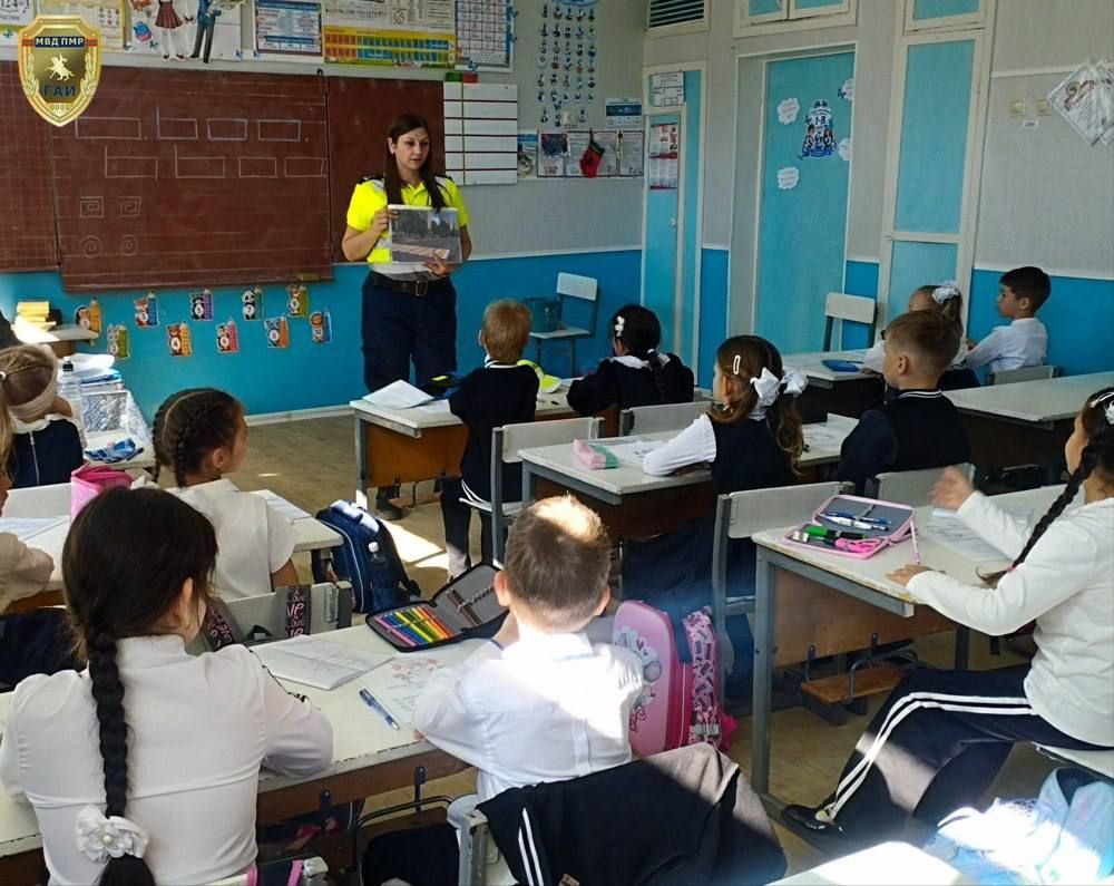 Знать правила дорожного движения с малых лет Знать правила дорожного движения с малых лет