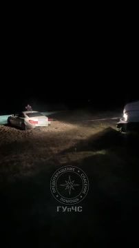 Ночью на берегу Днестровского лимана спасатели помогли вытащить из песка «Мерседес»
