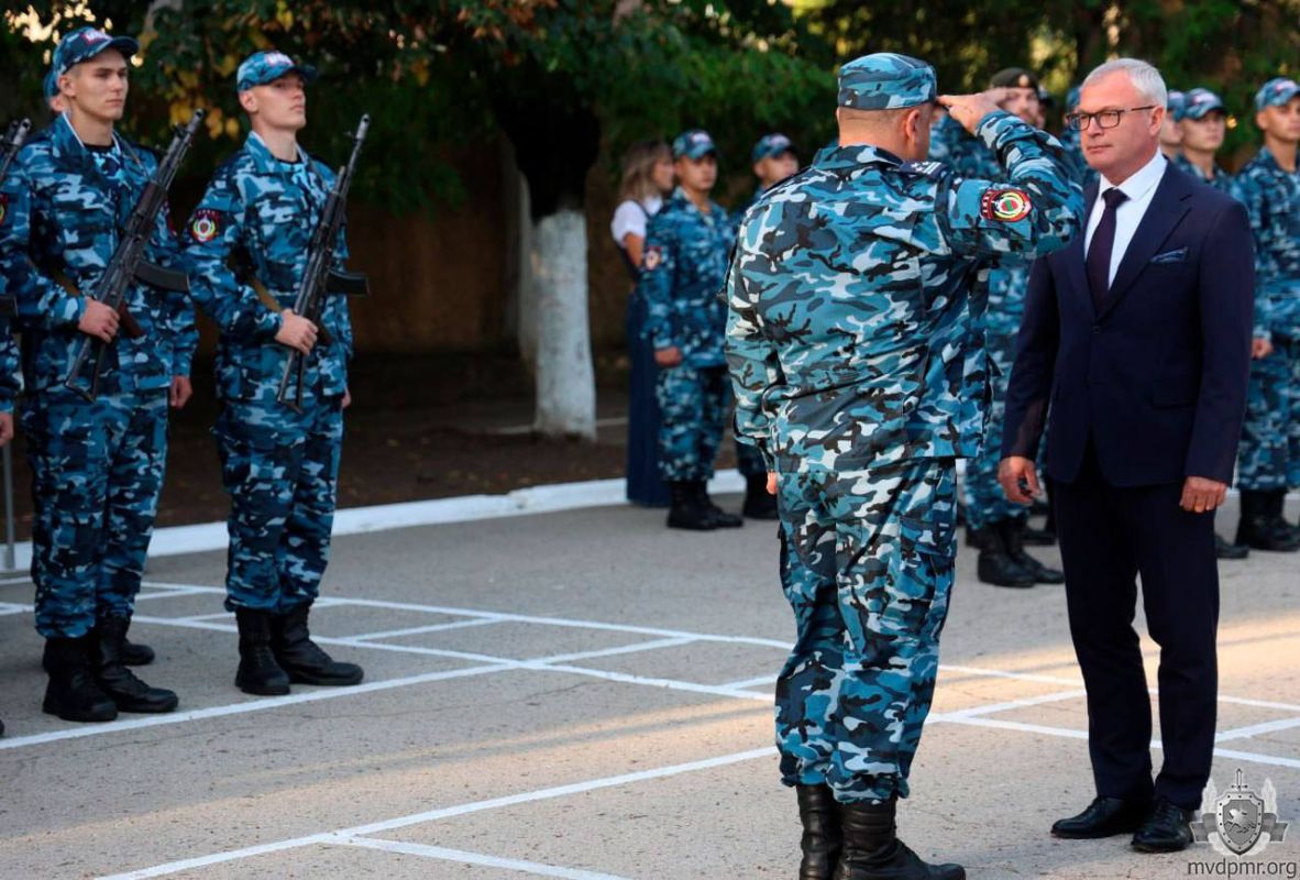 Праздник в СМВЧ. На плацу Специальной моторизованной войсковой части МВД с самого утра 11 сентября было многолюдно Праздник в СМВЧ. На плацу Специальной моторизованной войсковой части МВД с самого утра 11 сентября было многолюдно
