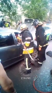На видео бендерские пожарные работают на месте ДТП