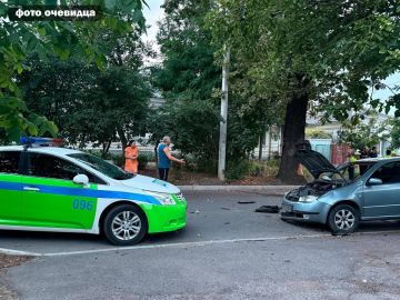 Дуб оказался прочнее. . Вечером 12 сентября по Бендерам, по улице Московской, ехал 43-летний водитель на «Шкоде»