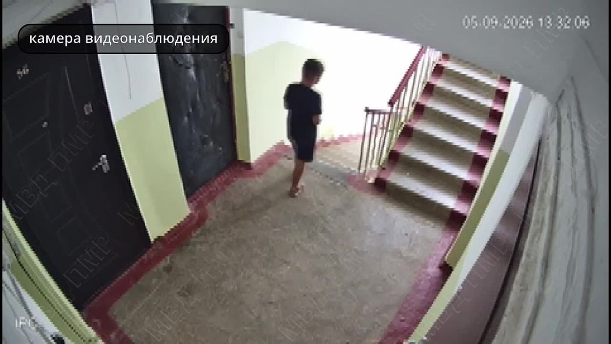 Четыре школьника подожгли дверь квартиры пенсионера в Бендерах и попали на камеру видеонаблюдения