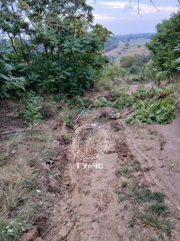 На видео место, откуда вчера утром бендерские спасатели вытянули из размокшего грунта такси На видео место, откуда вчера утром бендерские спасатели вытянули из размокшего грунта такси