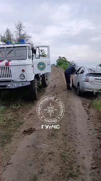 На видео место, откуда вчера утром бендерские спасатели вытянули из размокшего грунта такси