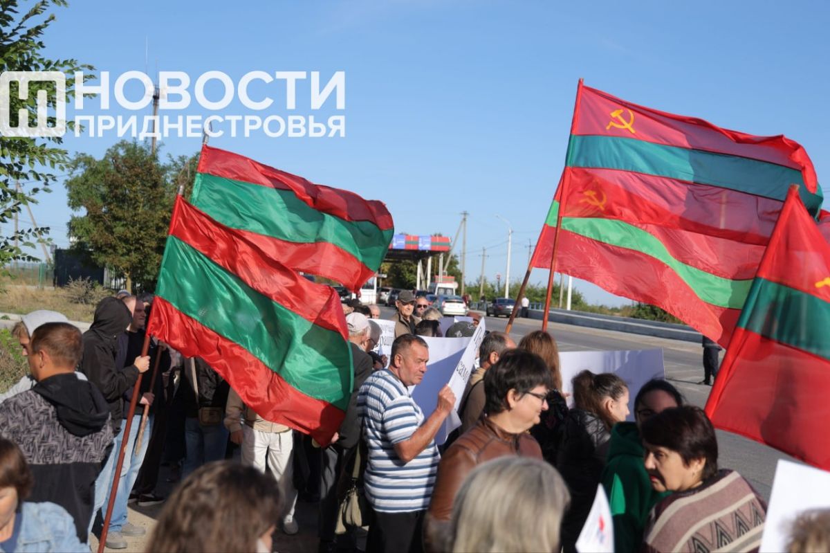 Протестующие против введения новых налогов против Приднестровья сравнивают нынешнюю политику властей Молдовы с геноцидом Протестующие против введения новых налогов против Приднестровья сравнивают нынешнюю политику властей Молдовы с геноцидом