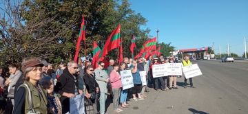 В Бендерах общественники и трудовые коллективы вновь вышли на митинг у границы с Молдовой, чтобы выразить протест против давления Кишинёва