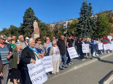 «Руки прочь от ПМР!», «Нет давлению на Приднестровье!», «Нет экономическому геноциду!», «Приднестровье - независимое государство!», «Приднестровский народ имеет право на самоопределение!» - с такими лозунгами сегодня...