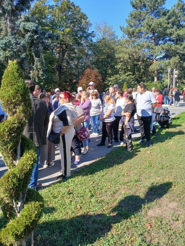 Открывший митинг Анатолий Булда призвал всех присутствующих активно выражать свою гражданскую позицию Открывший митинг Анатолий Булда призвал всех присутствующих активно выражать свою гражданскую позицию
