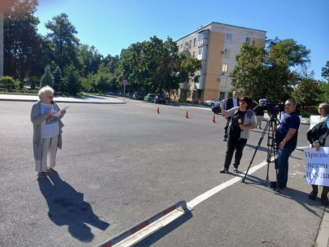 Открывший митинг Анатолий Булда призвал всех присутствующих активно выражать свою гражданскую позицию Открывший митинг Анатолий Булда призвал всех присутствующих активно выражать свою гражданскую позицию