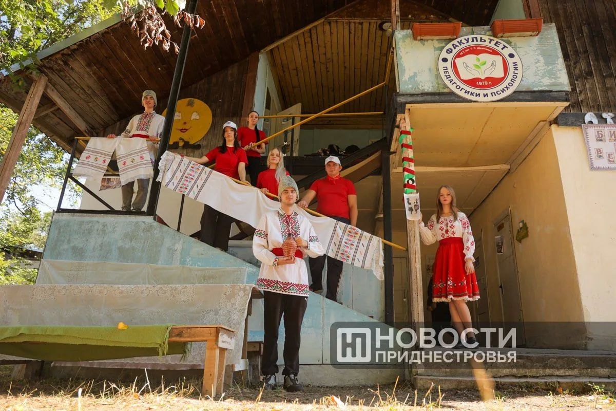 Украинский колорит у домика Бендерского политеха Украинский колорит у домика Бендерского политеха