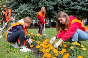 Этим летом почти 1,5 тысячи подростков устроились на подработку