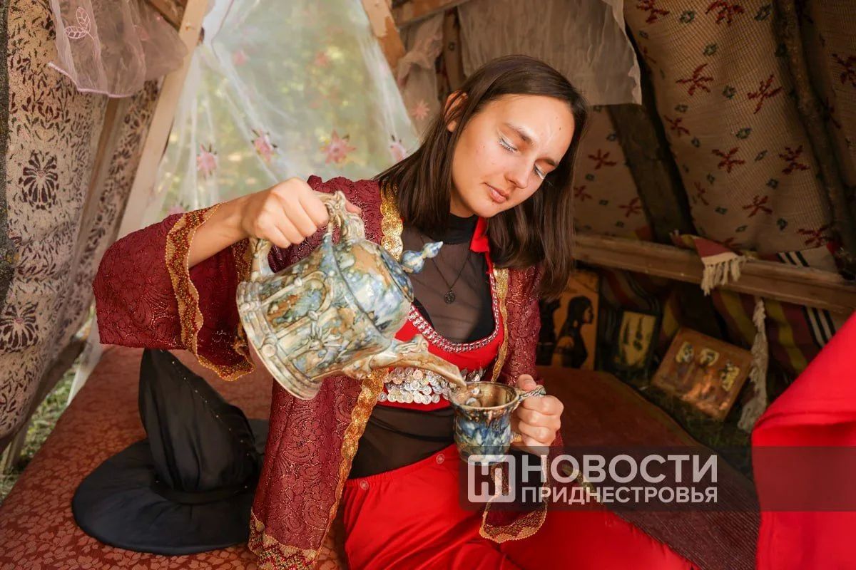 Украинский колорит у домика Бендерского политеха Украинский колорит у домика Бендерского политеха