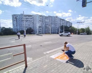 «Сними наушники», «Возьми ребёнка за руку»: в Бендерах перед пешеходными переходами у учебных заведений появились яркие надписи для детей и взрослых
