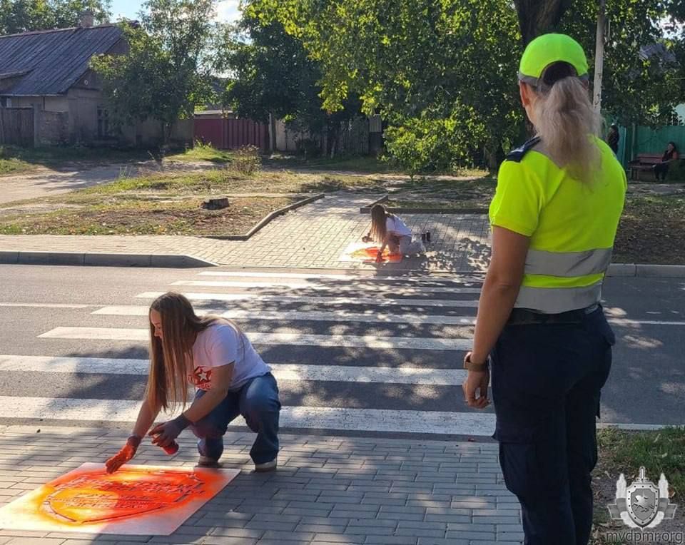 Граффити о ПДД. . В Бендерах можно прочитать правила дорожного движения теперь прямо на тротуарах Граффити о ПДД. . В Бендерах можно прочитать правила дорожного движения теперь прямо на тротуарах