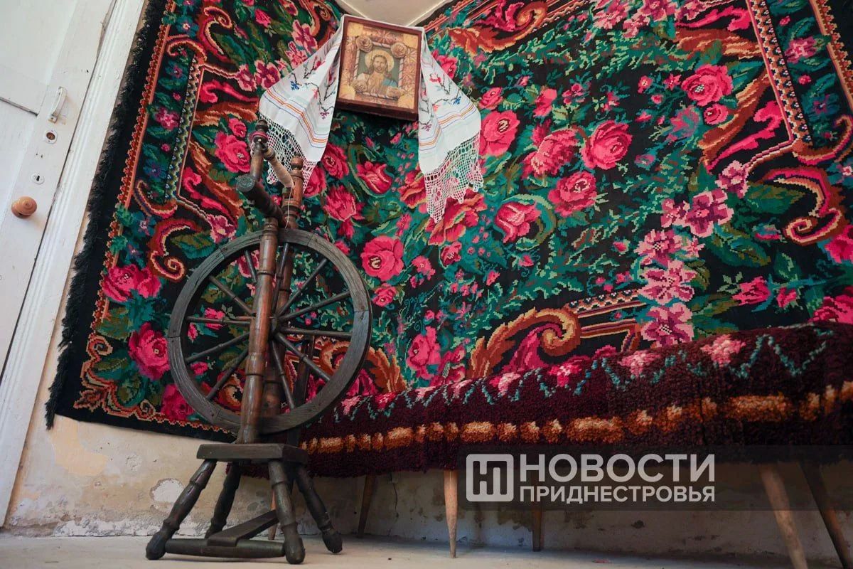 Украинский колорит у домика Бендерского политеха Украинский колорит у домика Бендерского политеха