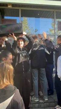 В Казани зумеры устроили сикс-севен у избирательного участка