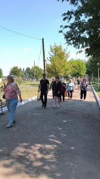 Избиратели ждут своей очереди, чтобы проголосовать в клубе Юнармии на Бородинке
