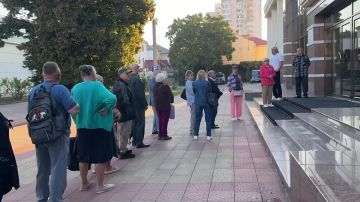 Ко Дворцу Республики уже выстроилась очередь из желающих проголосовать