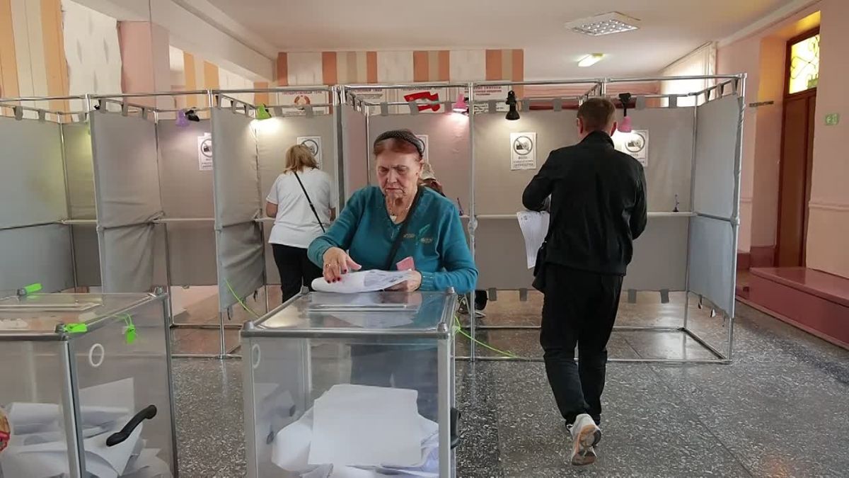 К 12 часам обе урны в столичной 18-й школе на Балке были практически полностью заполнены бюллетенями