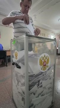 В столичном доме народных традиций и ремесел очередная урна для голосования практически заполнена бюллетенями