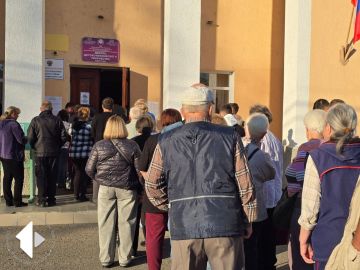 У избирательного участка в Дубоссарах очередь из желающих проголосовать продолжает расти