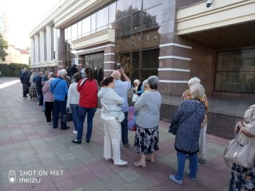 В Тирасполе у избирательного участка уже собираются люди