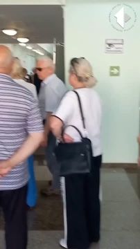 Дворец Республики. Людей всё больше, избирательные урны всё полнее